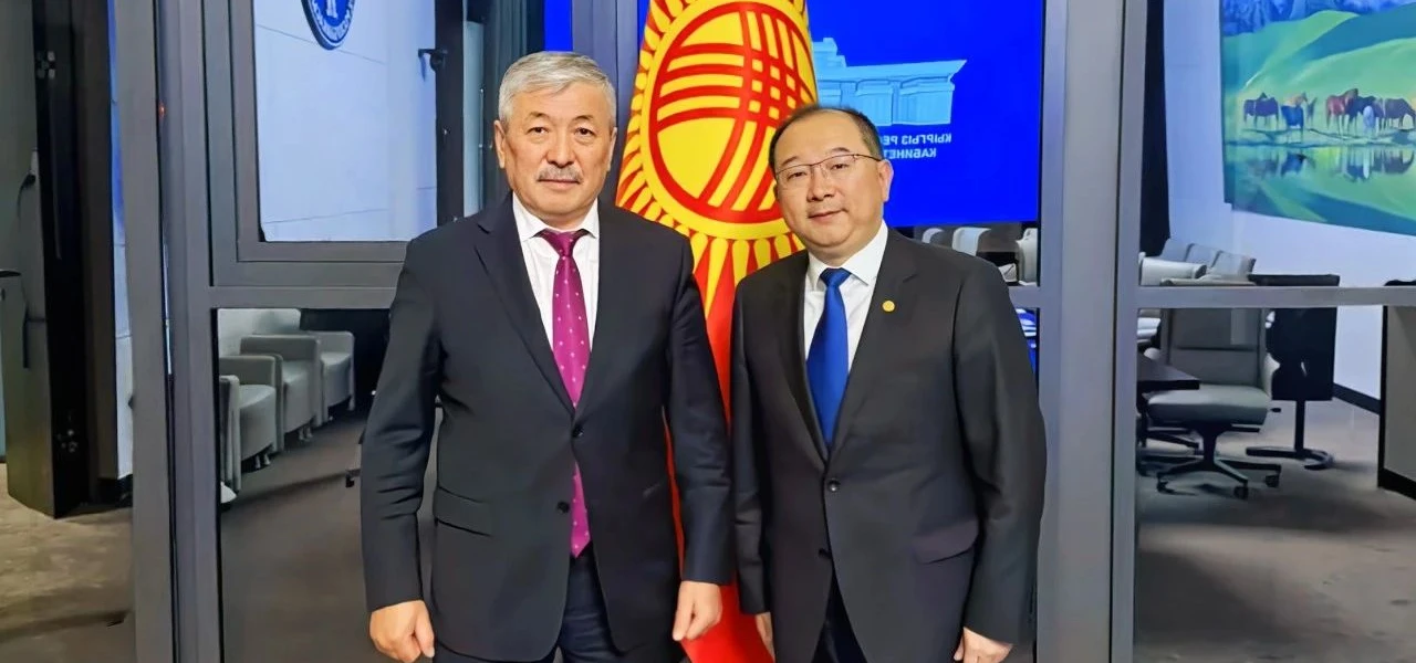 Xu Lu visita a Adylbek Kasymaliev, Presidente del Gabinete de Ministros de Kirguistán