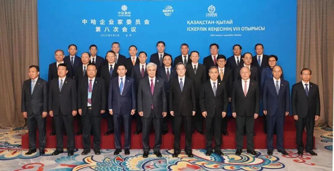 Ni Zhen se reúne con el presidente kazajo Tokayev