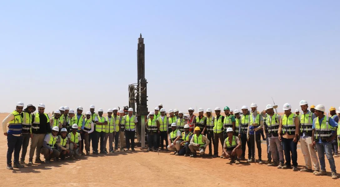 El Mayor Proyecto Solar con Almacenamiento de África Instala su Primer Pilote Solar