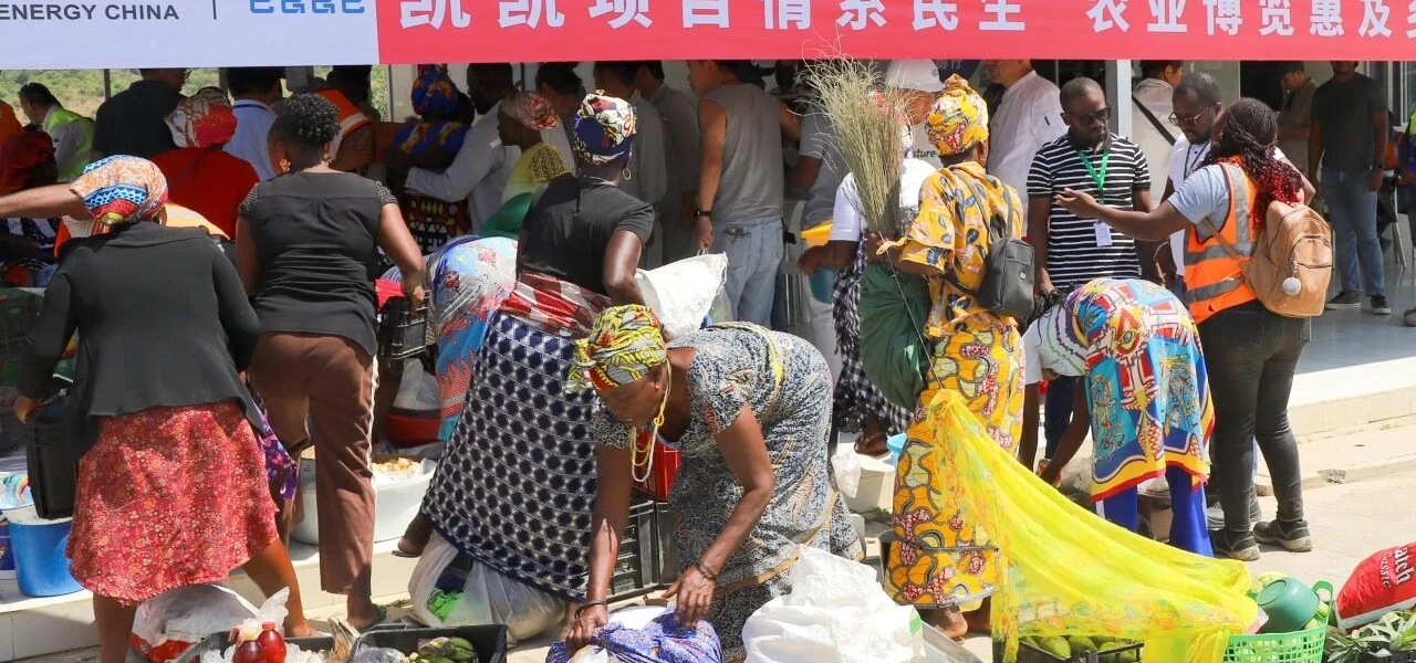 Projeto Hidroelétrico de Caculo Cabaça Lança “Feira dos Agricultores”