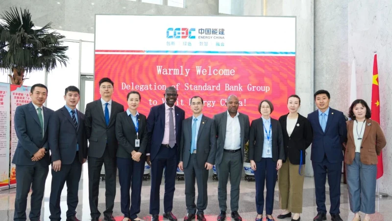 Qiao Xubin se reúne con Dele Kuti, Director Global de Energía e Infraestructura de Standard Bank Group