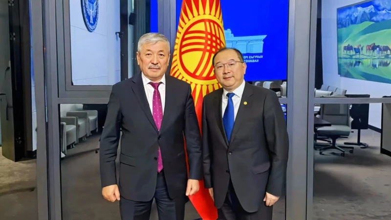 Xu Lu rend visite à Adylbek Kasymaliev, Premier ministre de la République kirghize