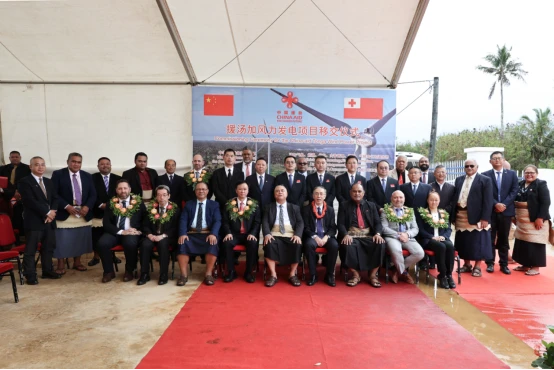 El Rey de Tonga asiste a la entrega del mayor proyecto de energía renovable del país
