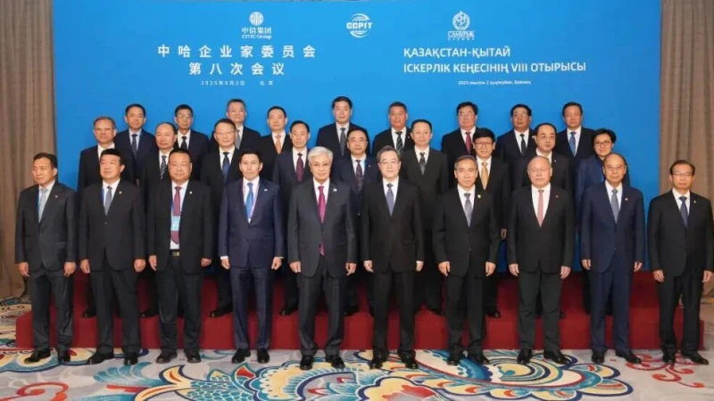 Ni Zhen se reúne con el presidente kazajo Tokayev